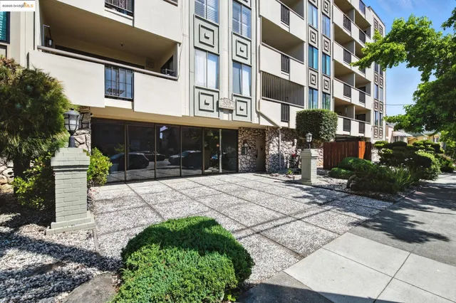 $399,000 | 303 Adams Street, Unit 207, Oakland, CA 94610