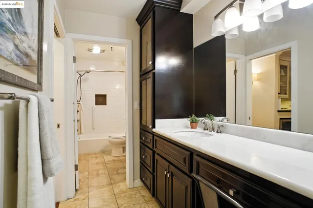 $399,000 | 303 Adams Street, Unit 207, Oakland, CA 94610