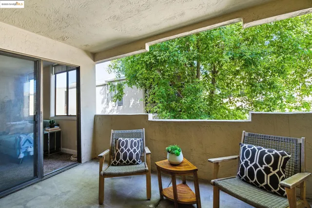 $399,000 | 303 Adams Street, Unit 207, Oakland, CA 94610