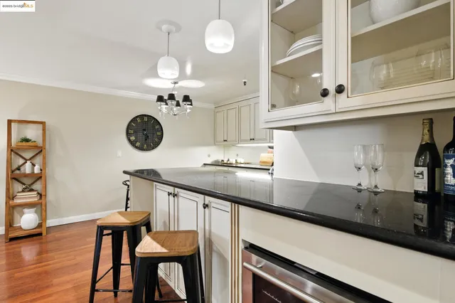 $399,000 | 303 Adams Street, Unit 207, Oakland, CA 94610