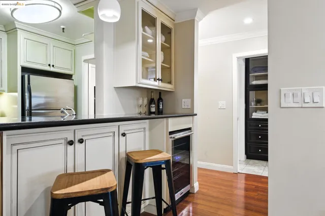 $399,000 | 303 Adams Street, Unit 207, Oakland, CA 94610