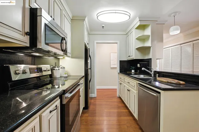 $399,000 | 303 Adams Street, Unit 207, Oakland, CA 94610