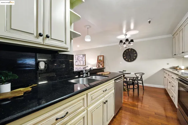 $399,000 | 303 Adams Street, Unit 207, Oakland, CA 94610