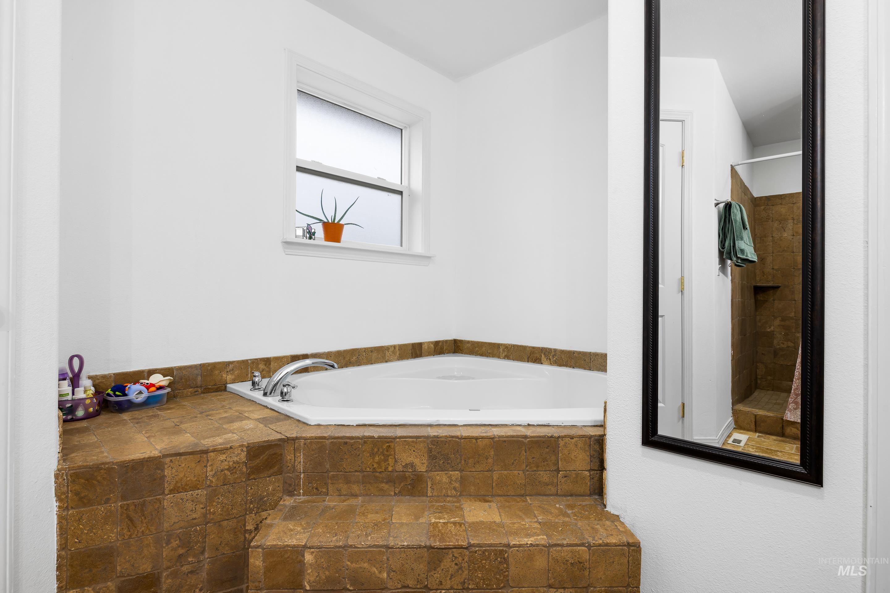 191 Southwest Quaker Drive Mountain Home, ID 83647 - Photo 29 of 43 Bathroom featuring a garden tub