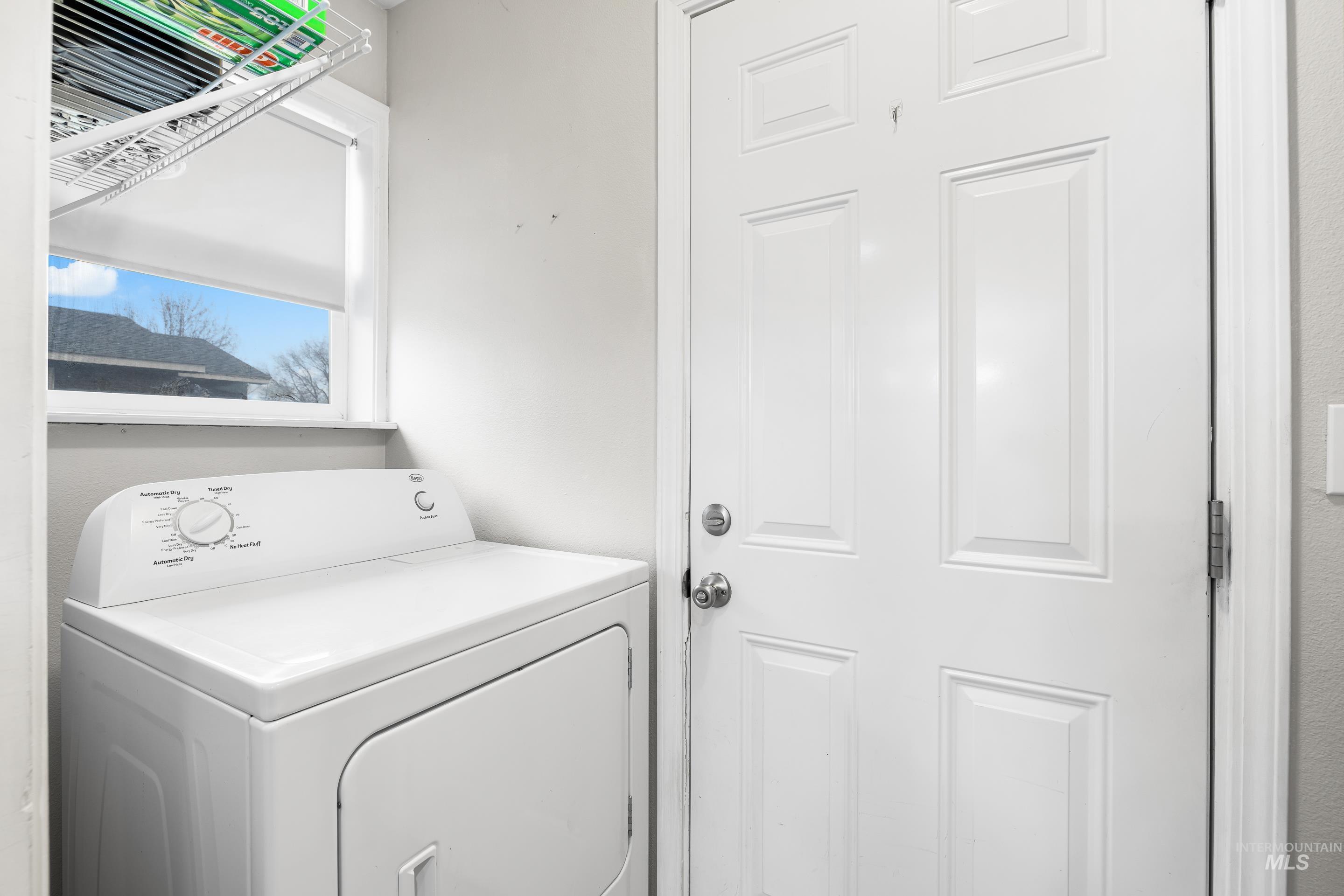 191 Southwest Quaker Drive Mountain Home, ID 83647 - Photo 38 of 43 Laundry area with washer / clothes dryer