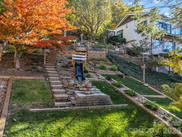 a view of yard with green space