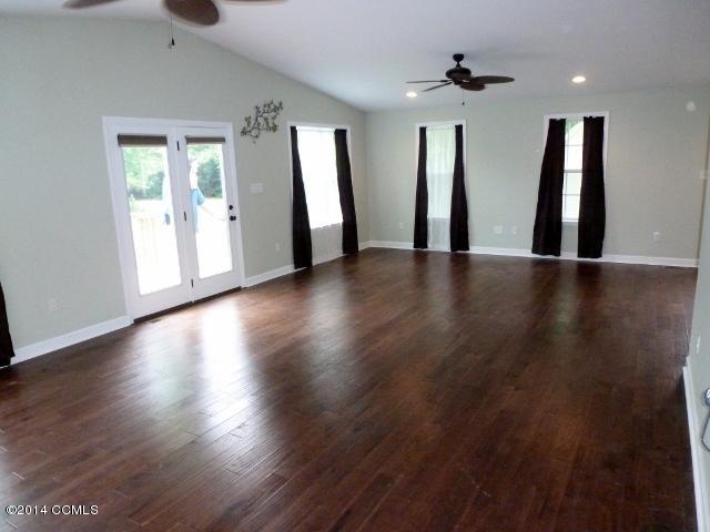 266 Goose Creek Road Hubert, NC 28539 - Photo 5 of 26 family room 2 (640x480)
