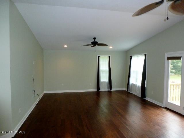 266 Goose Creek Road Hubert, NC 28539 - Photo 6 of 26 family room (640x480)