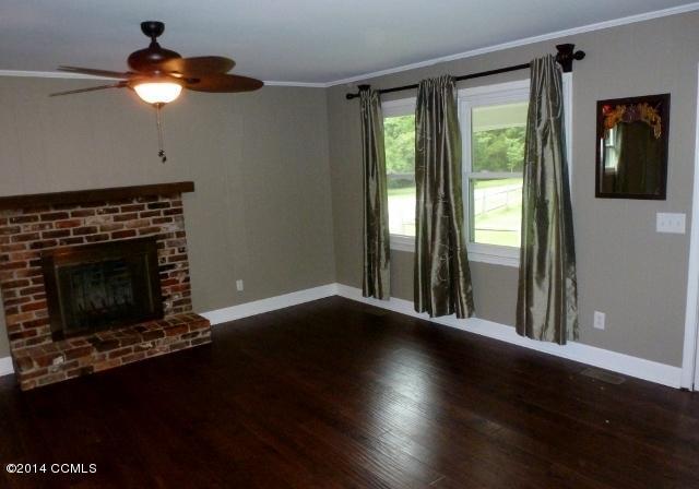 266 Goose Creek Road Hubert, NC 28539 - Photo 8 of 26 living room(640x448)