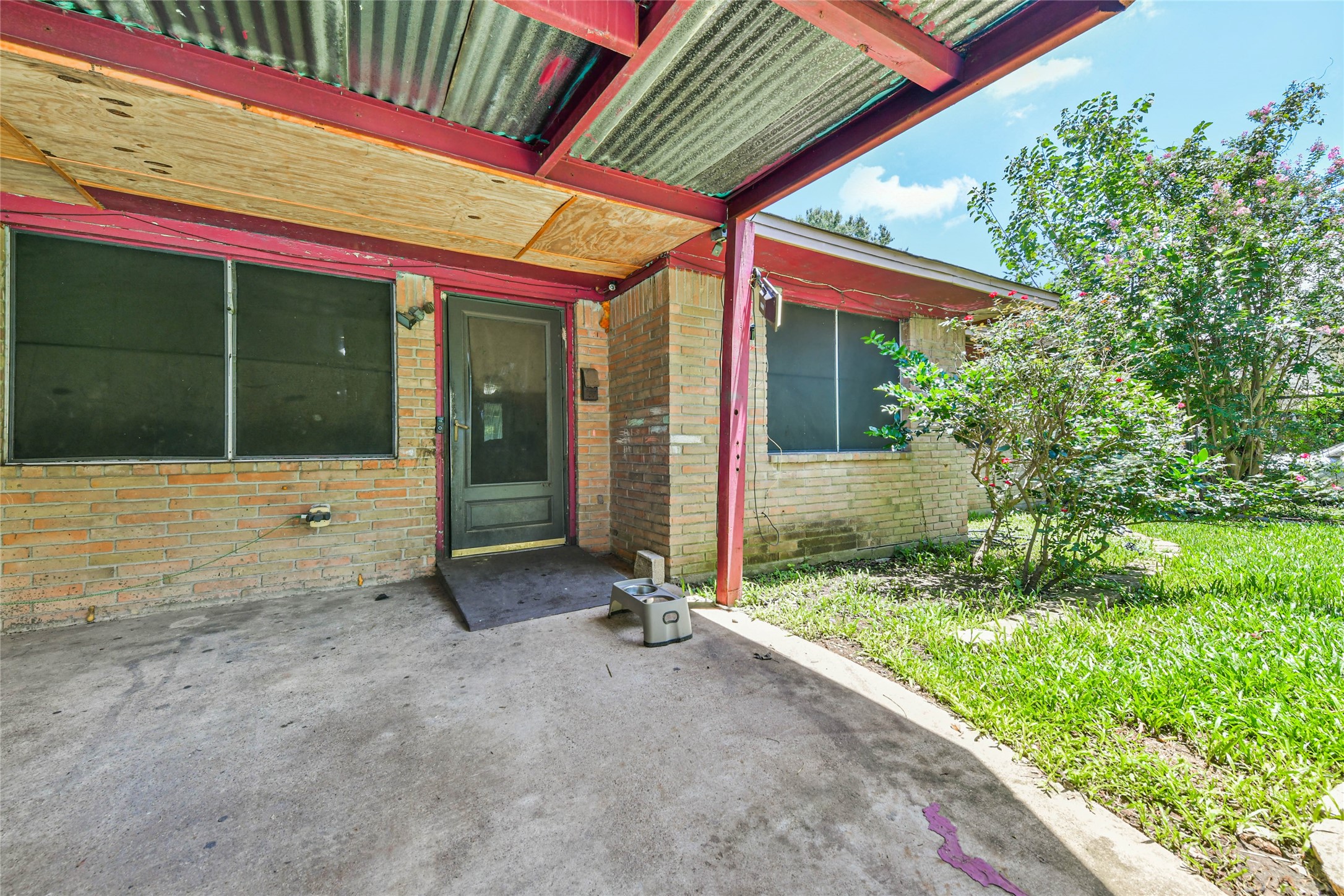 10438 Caxton Street Houston, TX 77016 - Photo 2 of 24 a view of backyard with green space