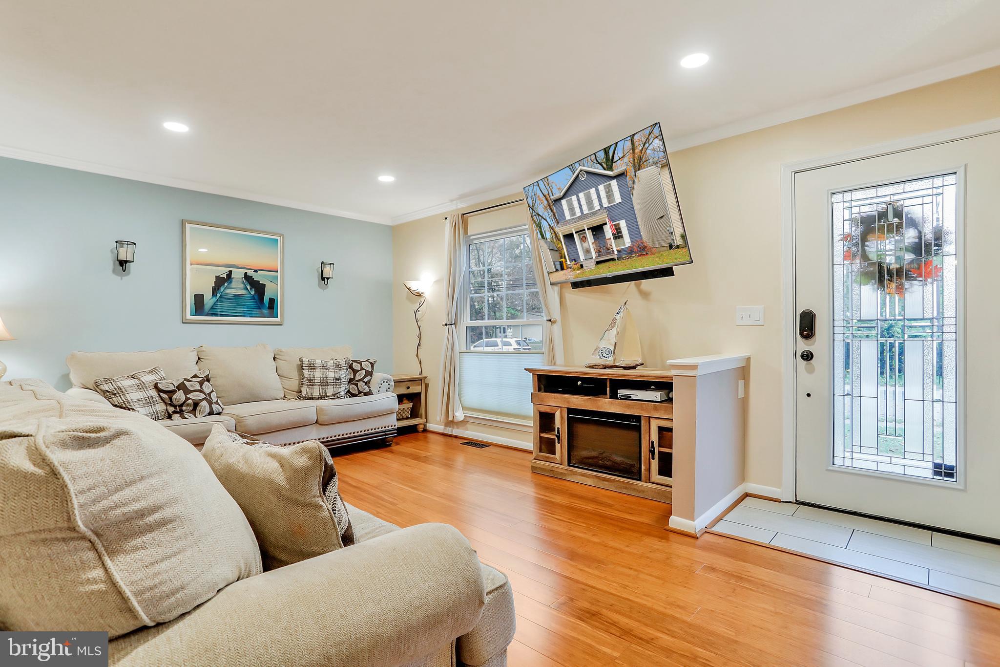 433 Broadwater Road Arnold, MD 21012 - Photo 6 of 46 Living Room