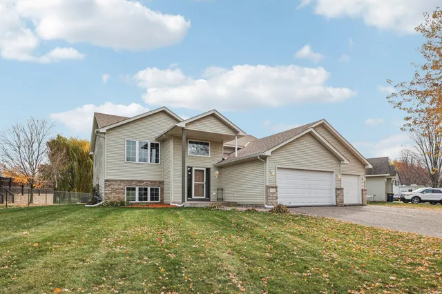 $375,000 | 11763 North Meadow Curve, Lindstrom, MN 55045