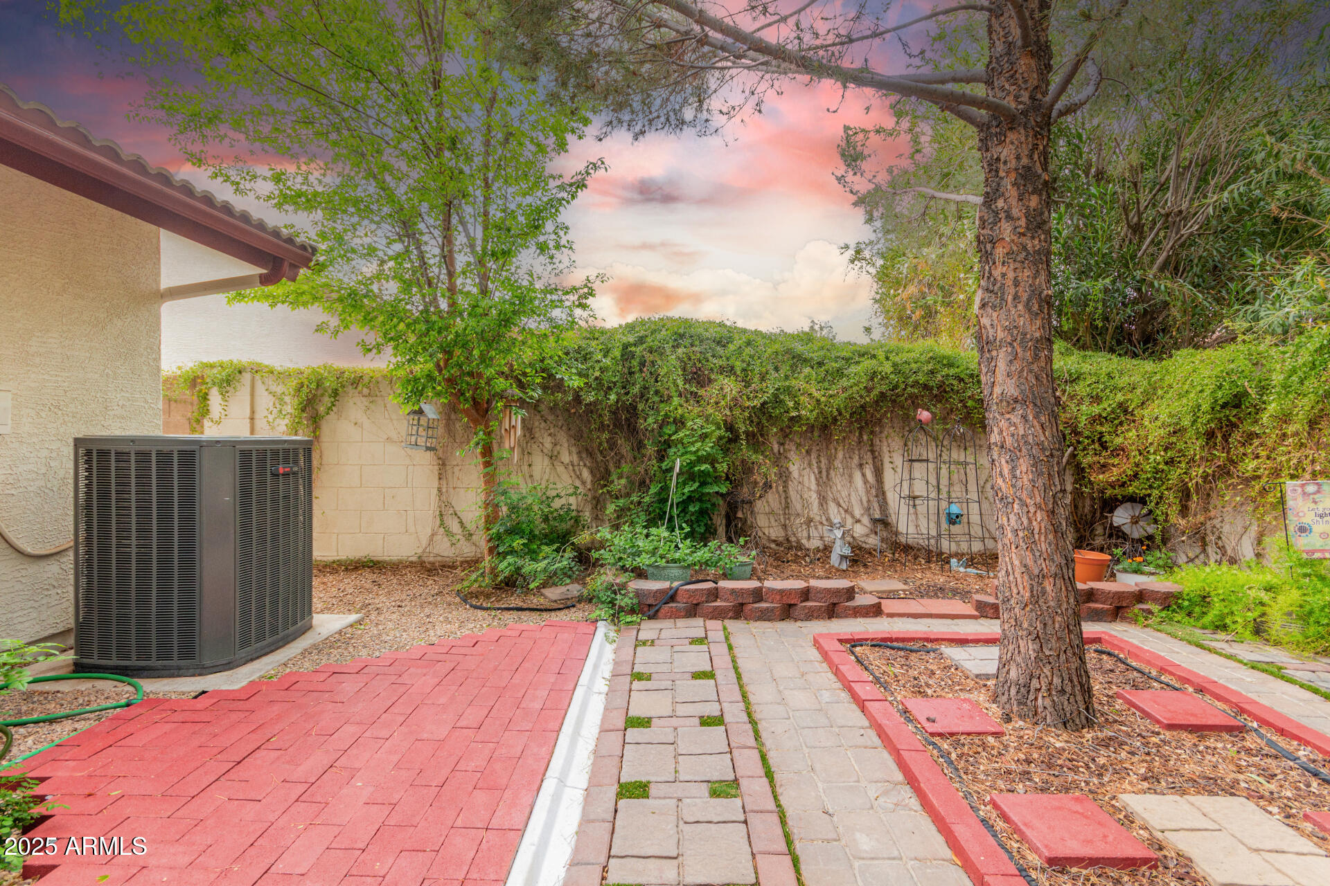 538 West Silver Creek Road Gilbert, AZ 85233 - Photo 35 of 41 a backyard of a house with lots of green space