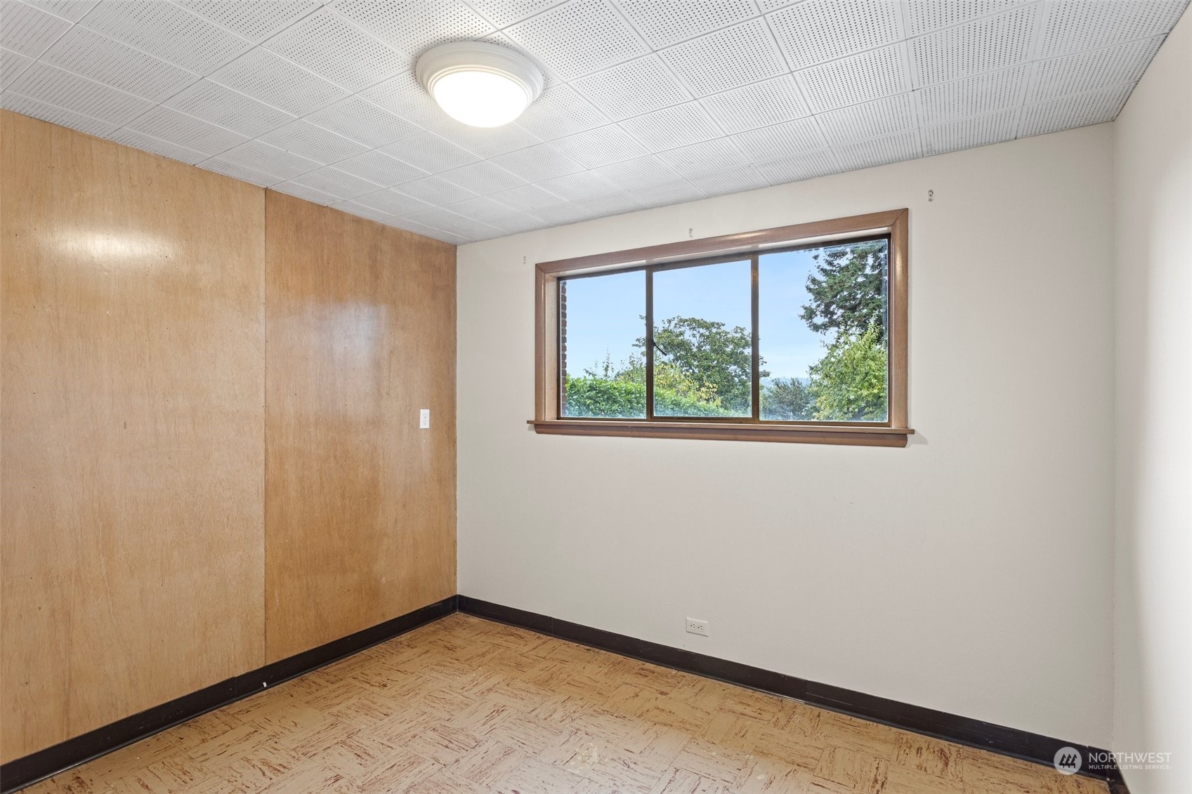 5709 South Upland Road Seattle, WA 98118 - Photo 25 of 37 an empty room with a window
