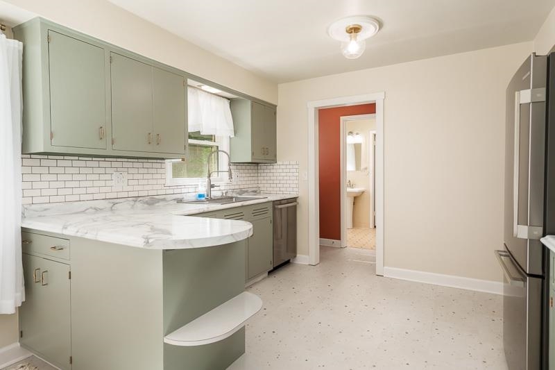 2015 Glenview Road Rockford, IL 61107 - Photo 15 of 52 Gallery Image 15
