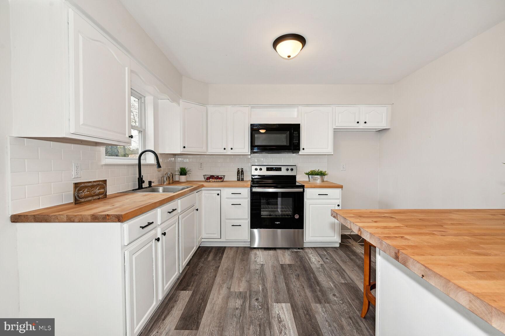 25 Estates Court Pine Hill, NJ 08021 - Photo 13 of 23 Kitchen