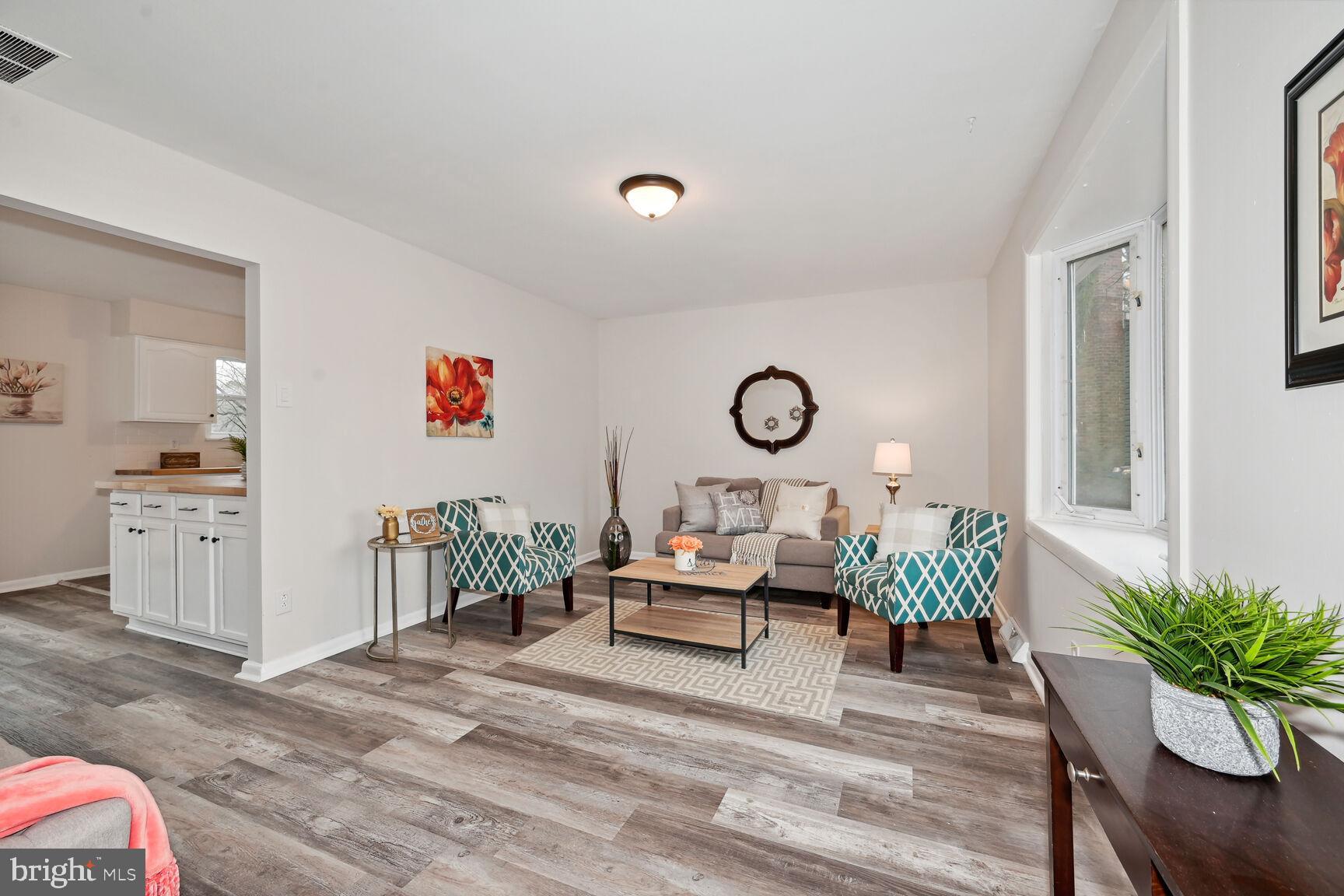 25 Estates Court Pine Hill, NJ 08021 - Photo 3 of 23 Living Room