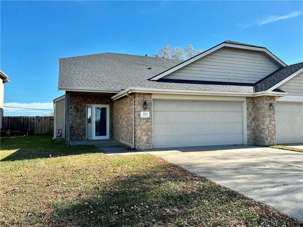 $2,000 | 918 Eagle Ridge Drive, Baldwin City, KS 66006