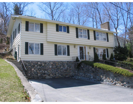 48 Robinhood Road Winchester, MA 01890 - Photo 1 of 12 Gallery Image 1