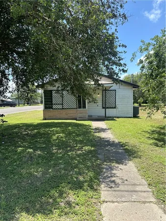 $98,000 | 520 Ave B Street, Sinton, TX 78387