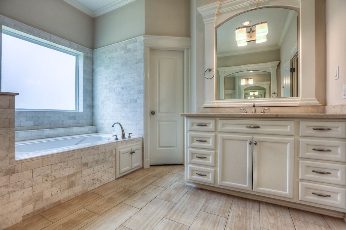 922 Alexander Street Houston, TX 77008 - Photo 23 of 43 Second vanity of primary ensuite