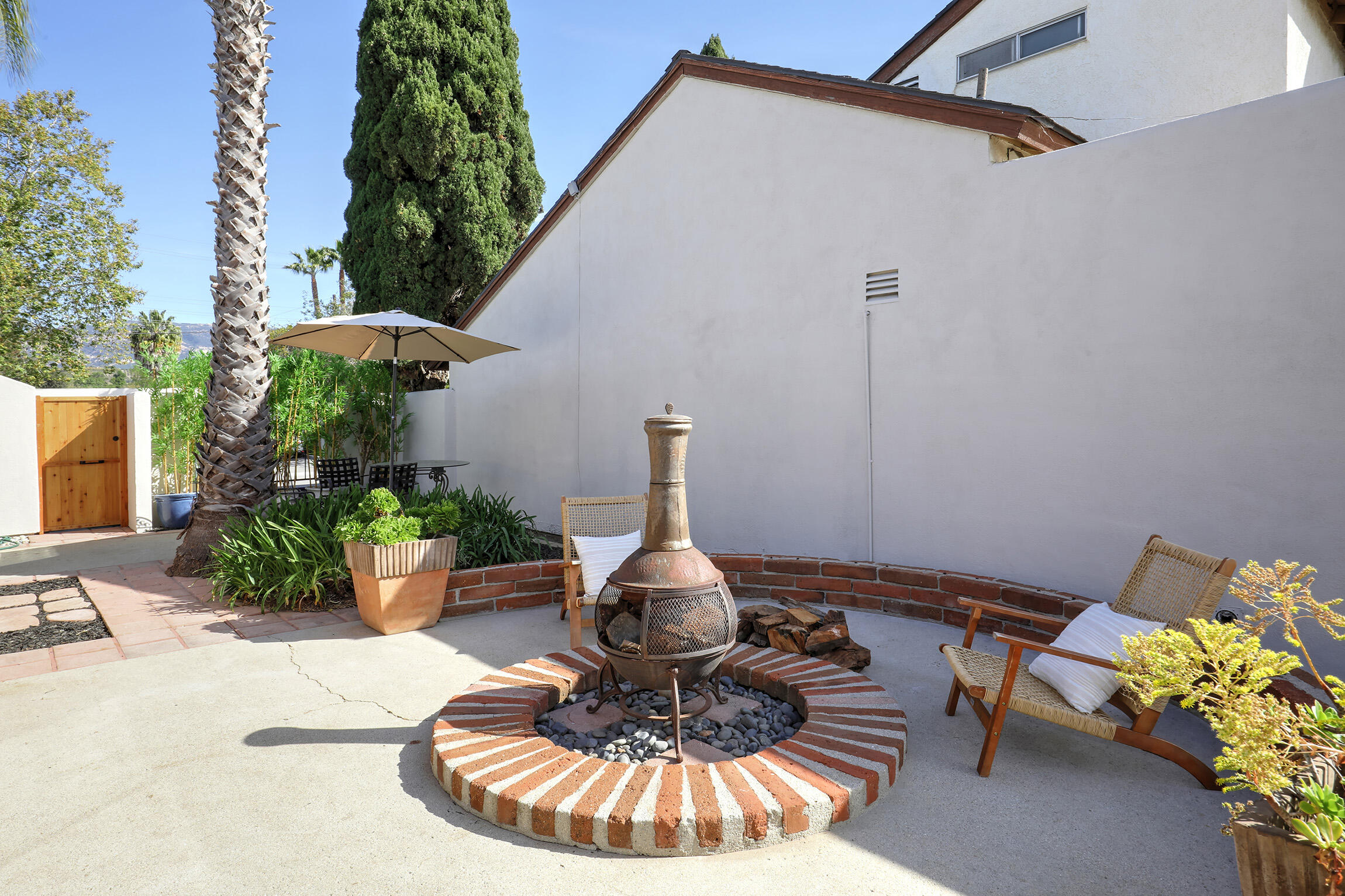 7307 Lowell Way Goleta, CA 93117 - Photo 4 of 24 Yard off living room