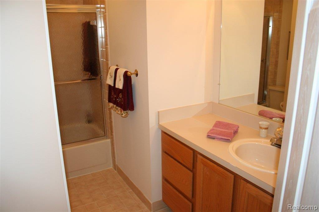 22055 River Ridge Trail, Unit 42 Farmington, MI 48335 - Photo 13 of 25 Hall bath!