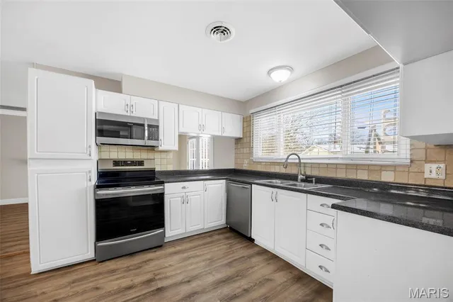 $359,900 | 569 Highland Ridge Drive, Ballwin, MO 63011