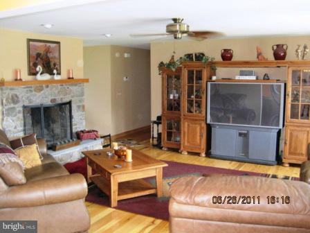 1160 Taylor Road Street, MD 21154 - Photo 8 of 30 Living Room