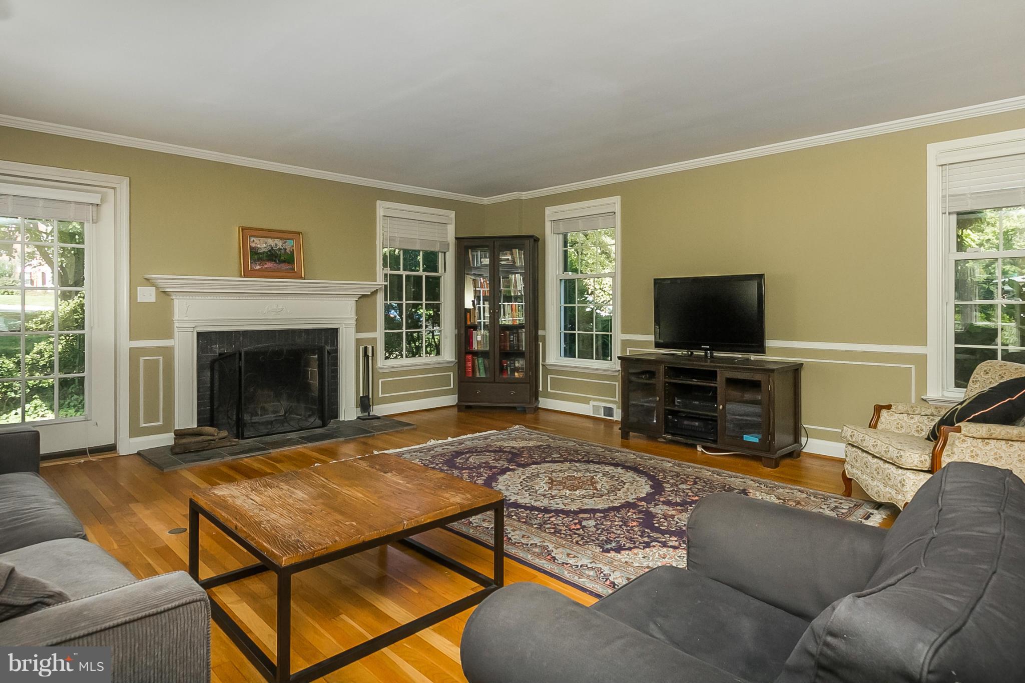 207 Churchwardens Road Baltimore, MD 21212 - Photo 3 of 30 Living Room