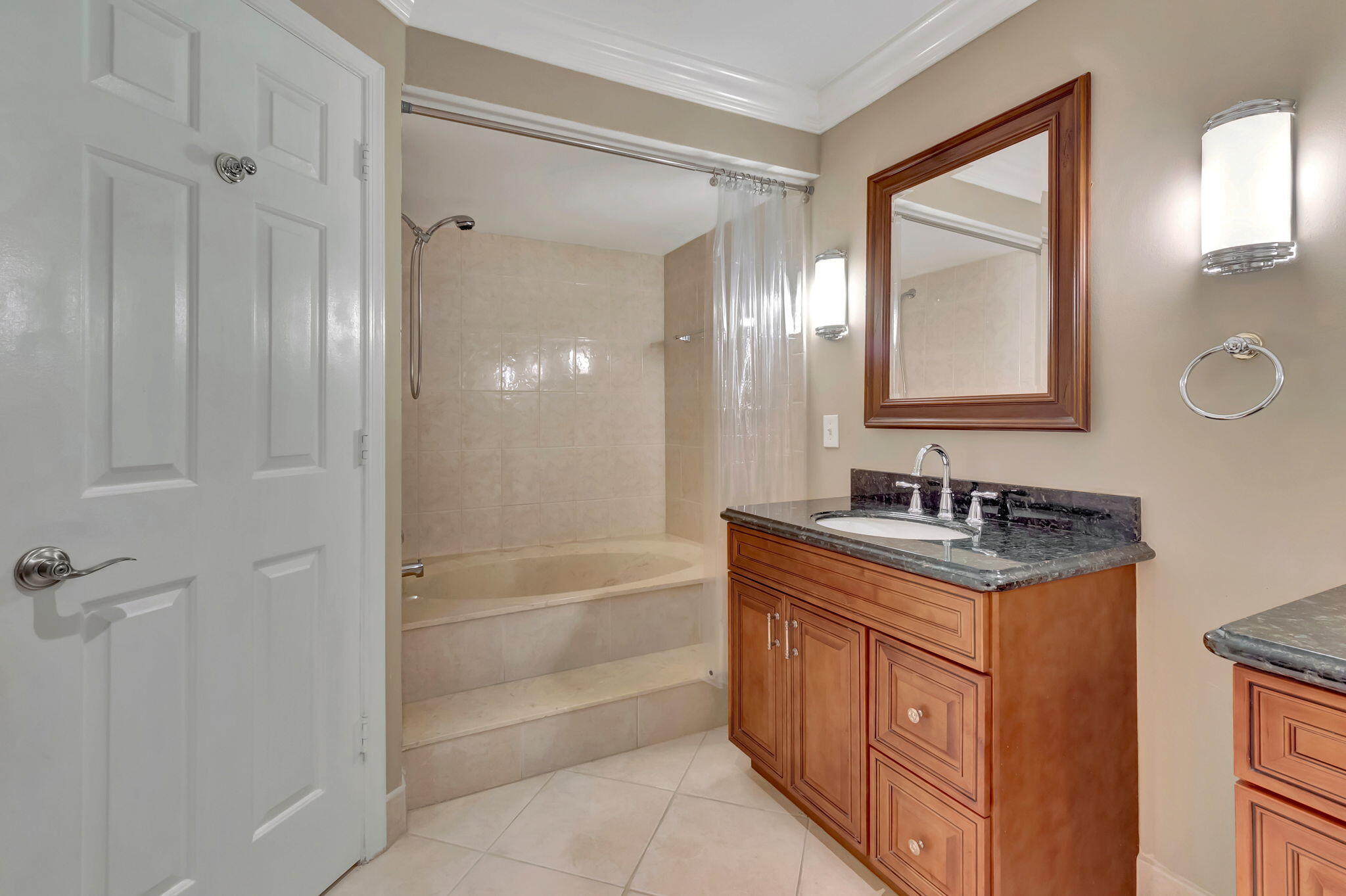 5731 Coach House Circle, Unit D Boca Raton, FL 33486 - Photo 23 of 47 SOAKING TUB/SHOWER