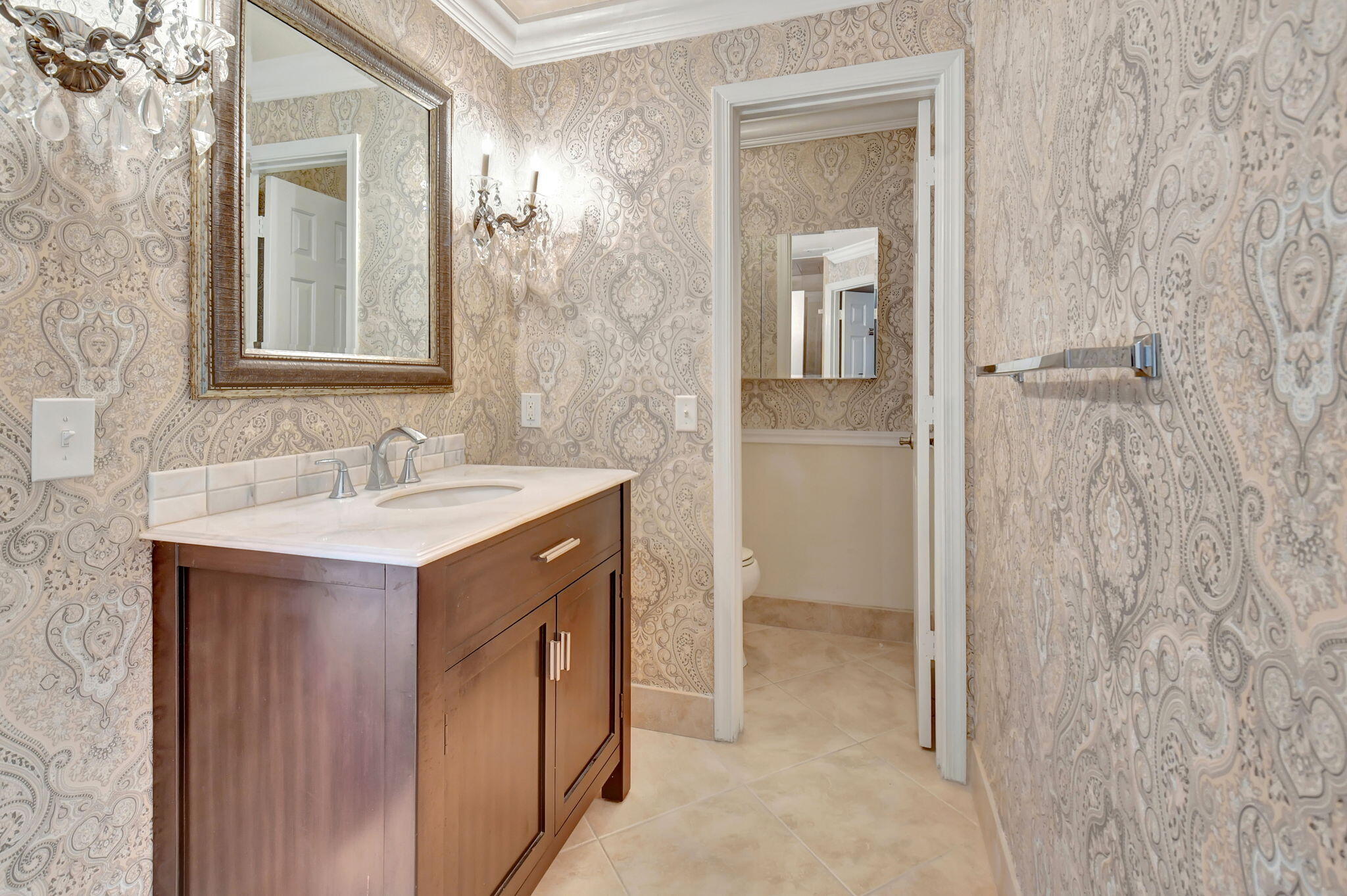 5731 Coach House Circle, Unit D Boca Raton, FL 33486 - Photo 29 of 47 SHARED GUEST BATH