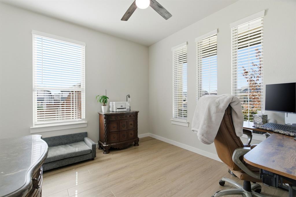 5613 Smt Crk Road Fort Worth, TX 76126 - Photo 15 of 40 a livingroom with workspace and a window