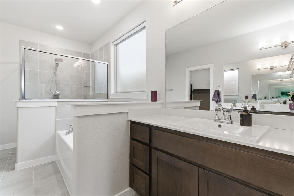 5613 Smt Crk Road Fort Worth, TX 76126 - Photo 20 of 40 a bathroom with a sink and a mirror