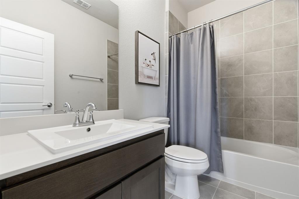 5613 Smt Crk Road Fort Worth, TX 76126 - Photo 23 of 40 a bathroom with a sink a toilet and shower