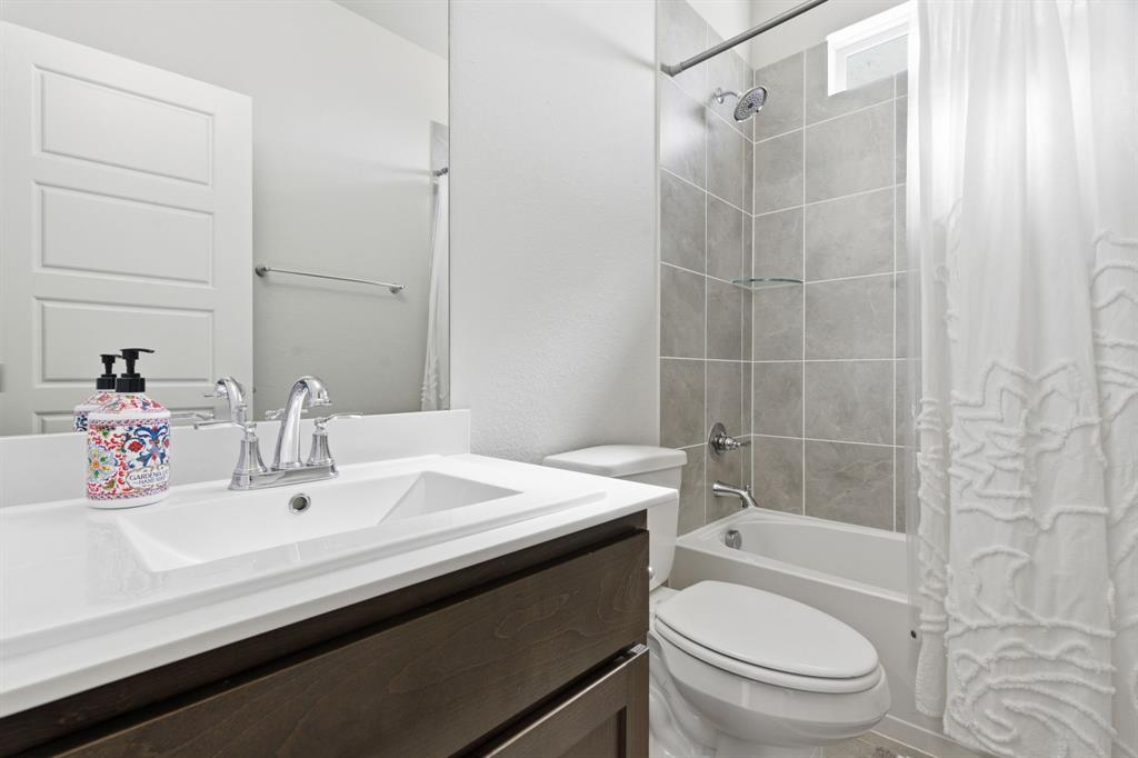 5613 Smt Crk Road Fort Worth, TX 76126 - Photo 26 of 40 a bathroom with a sink a toilet and shower