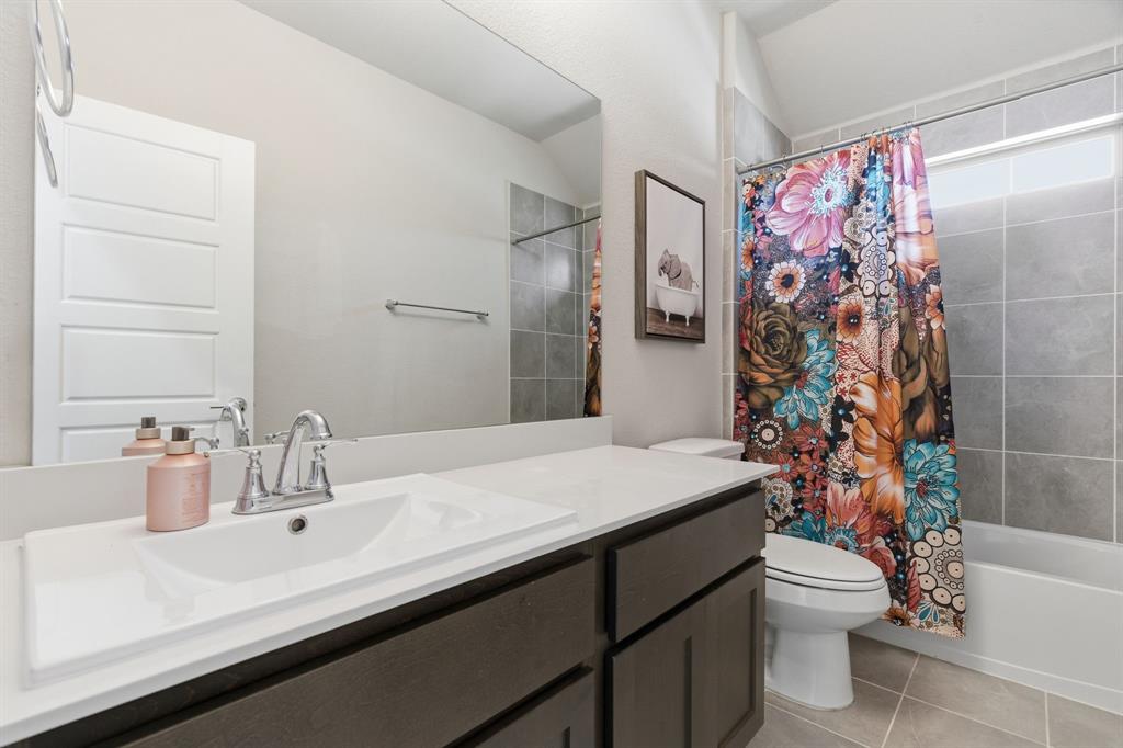 5613 Smt Crk Road Fort Worth, TX 76126 - Photo 30 of 40 a bathroom with a sink and a mirror