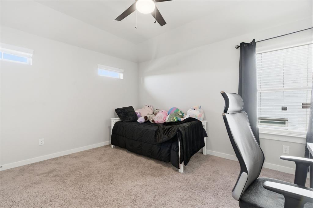 5613 Smt Crk Road Fort Worth, TX 76126 - Photo 31 of 40 a living room with furniture
