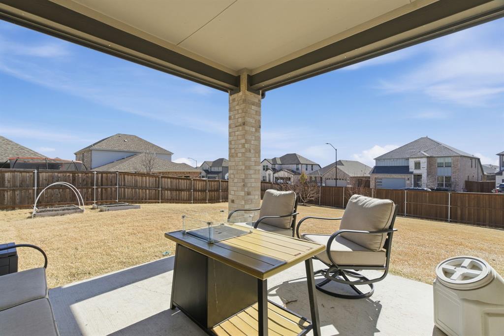 5613 Smt Crk Road Fort Worth, TX 76126 - Photo 35 of 40 a living room with furniture