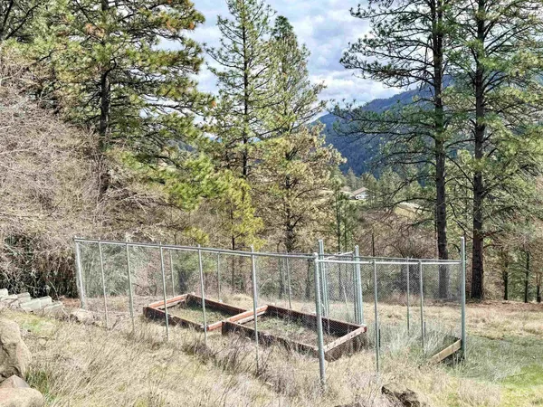 $300,000 | 620 Old Peck Grade, Lenore, ID 83541