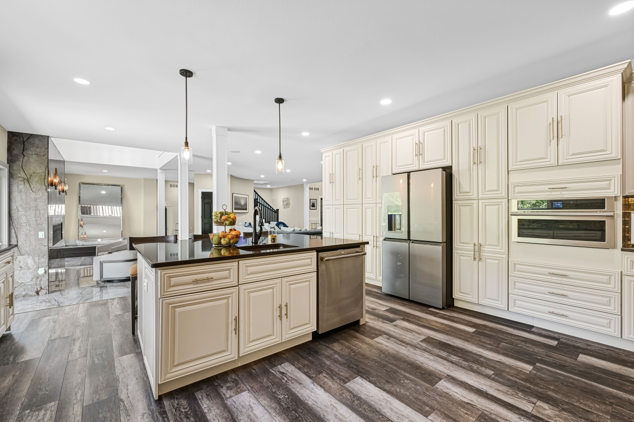 8825 North Spruce Road River Hills, WI 53217 - Photo 11 of 42 Photo 12