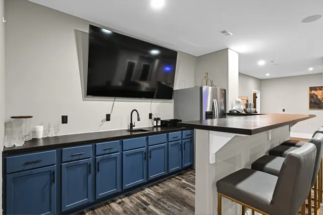 $2,500,000 | 8825 North Spruce Road, River Hills, WI 53217