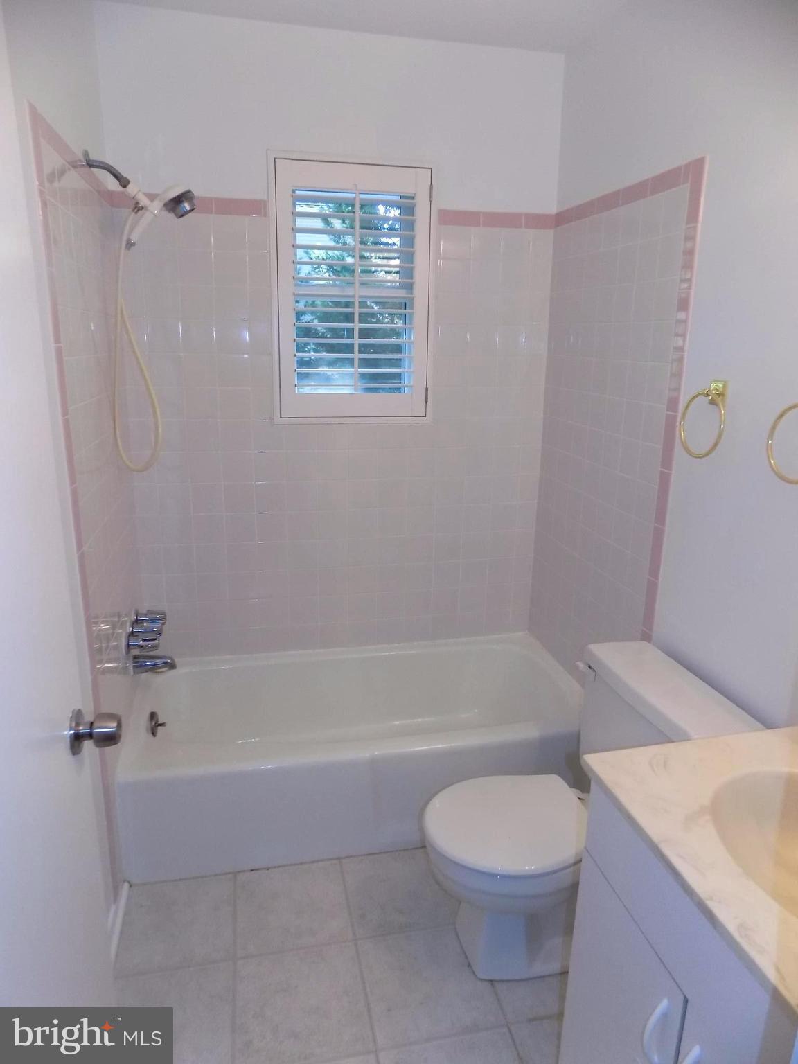 509 Londontown Road Edgewater, MD 21037 - Photo 18 of 22 Bright, clean Bath