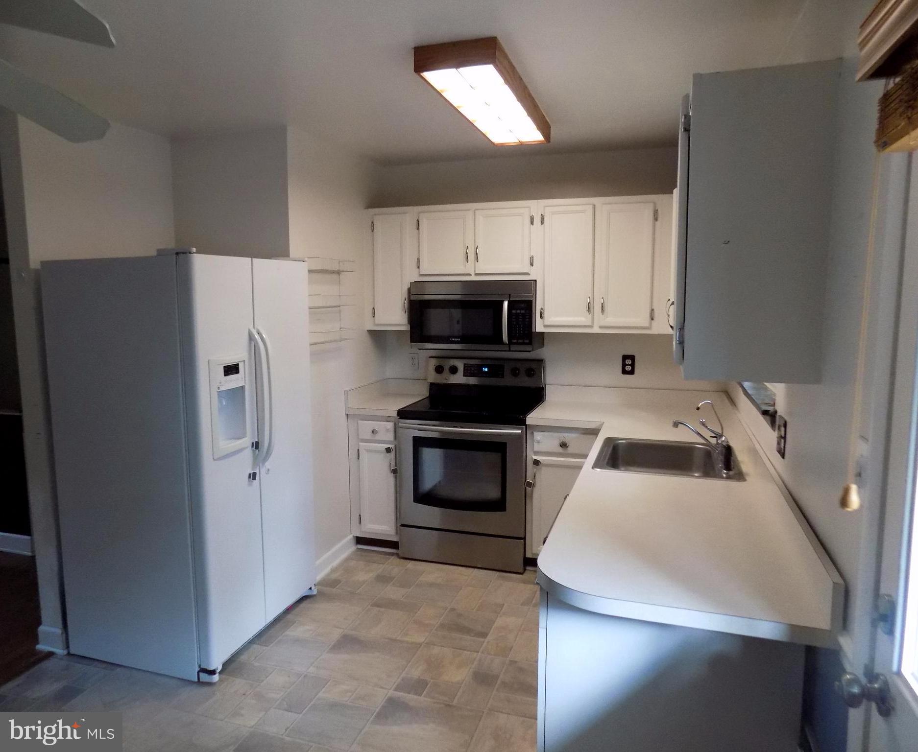 509 Londontown Road Edgewater, MD 21037 - Photo 3 of 22 Bright, clean and sun-drenched.