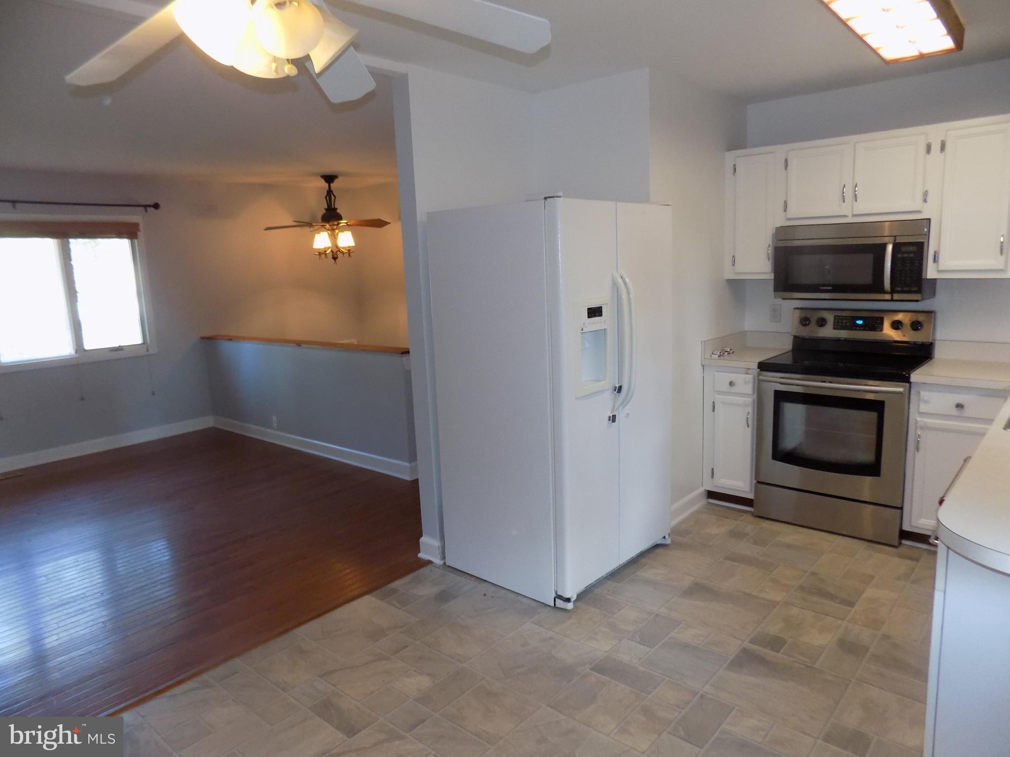 509 Londontown Road Edgewater, MD 21037 - Photo 4 of 22 Eat-In Kitchen opens to Living Room