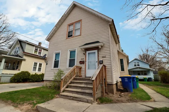 $400,000 | 1015 East Walnut Street, Green Bay, WI 54301