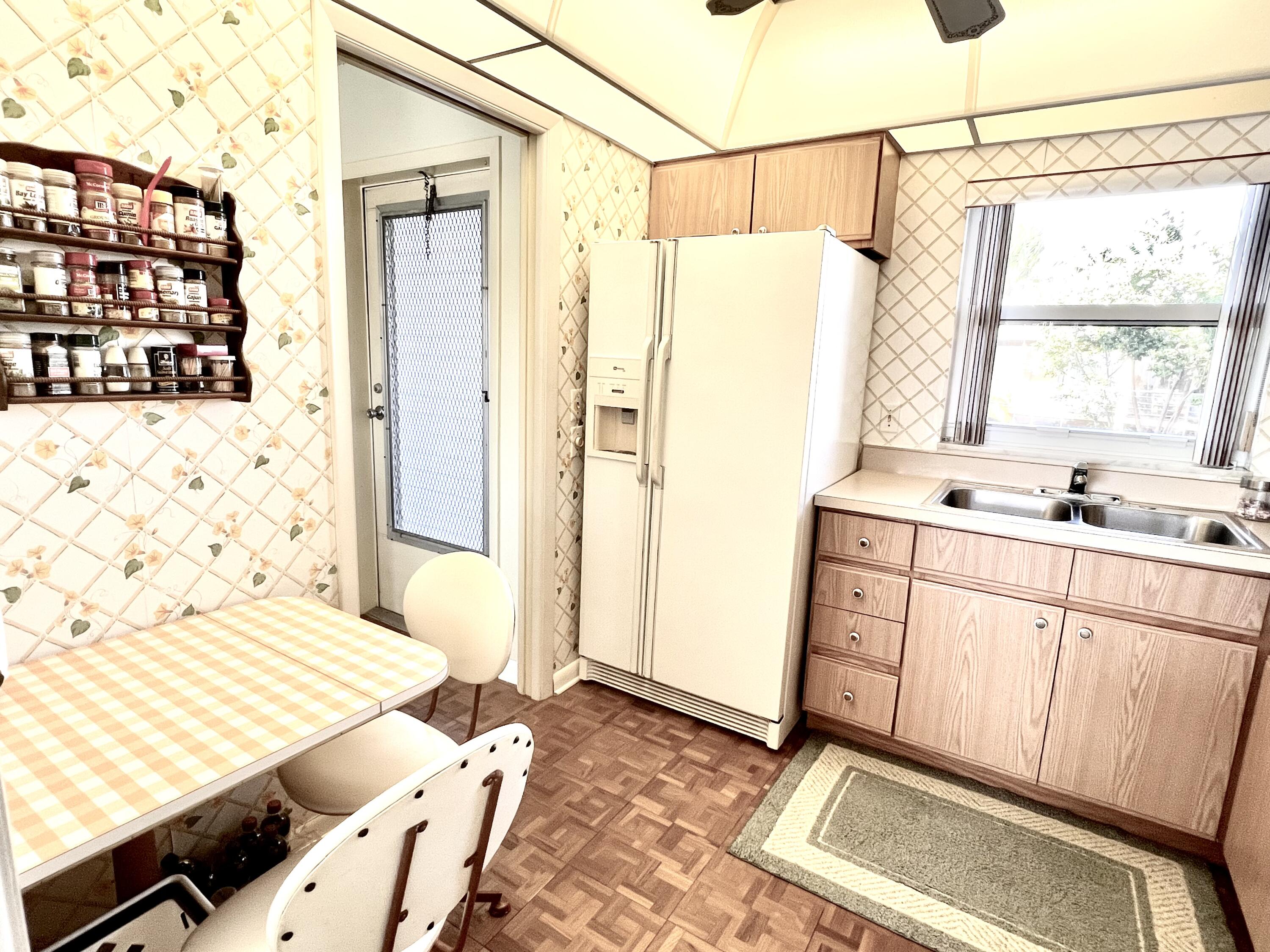 231 East Lantana Road, Unit 202 Lantana, FL 33462 - Photo 3 of 33 Kitchen