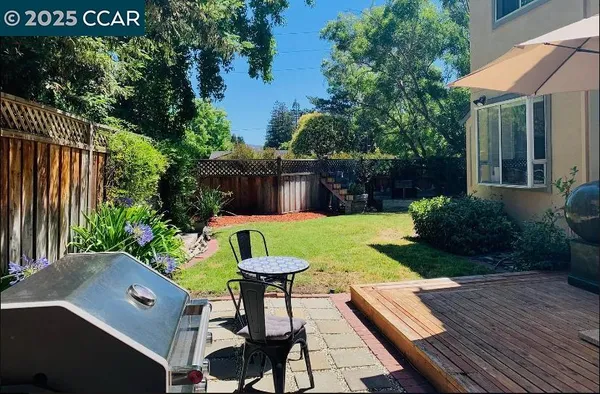 a view of a back yard