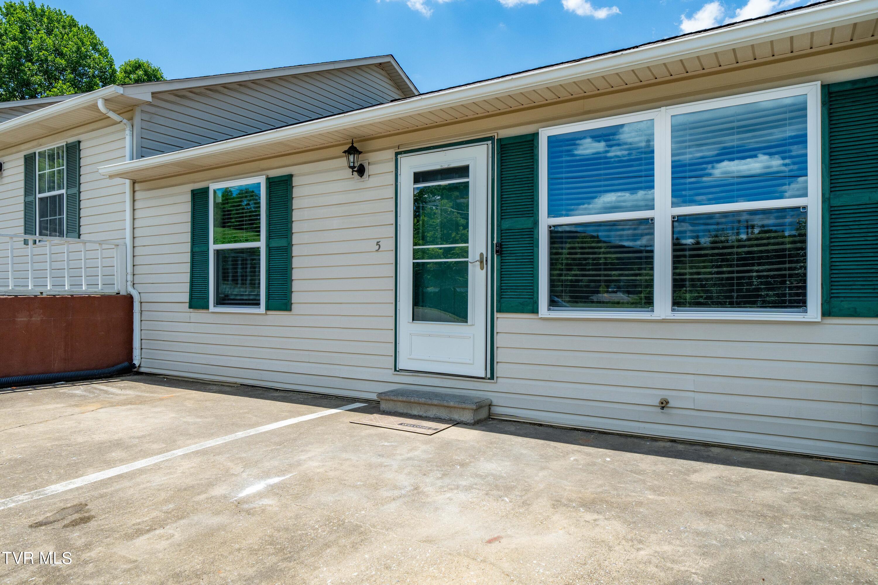 1700 Lone Oak Road, Unit 5 Johnson City, TN 37604 - Photo 2 of 24 1700 Lone Oak Rd #5 (3 of 29)