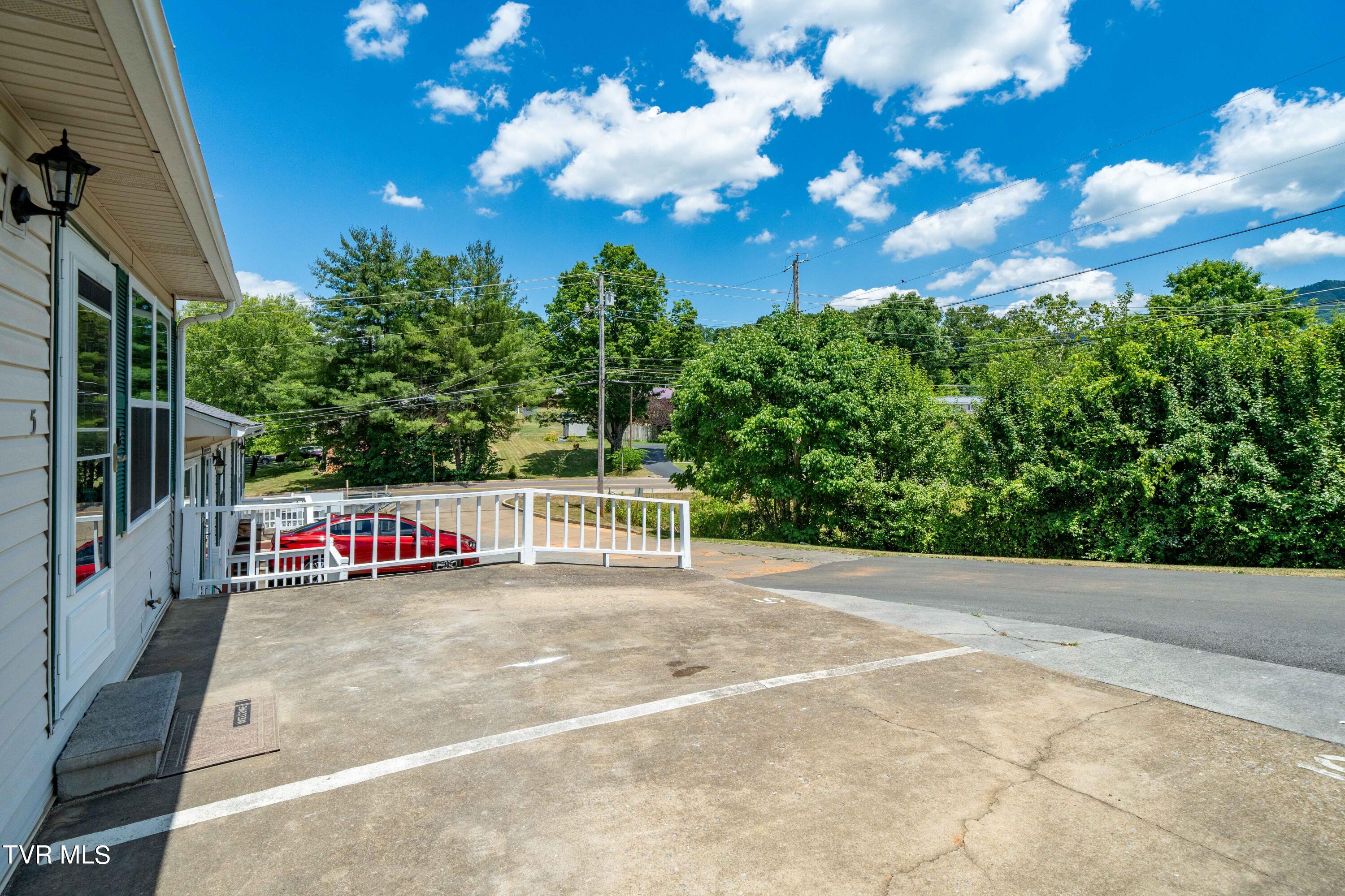 1700 Lone Oak Road, Unit 5 Johnson City, TN 37604 - Photo 3 of 24 1700 Lone Oak Rd #5 (4 of 29)